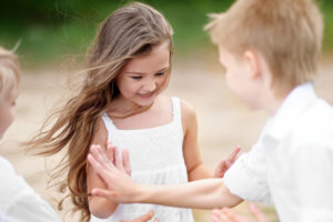 Prendre de belles photos le jour de l'anniversaire - interview 6 Prendre de belles photos le jour de l'anniversaire - interview Petite fille souriante et occupée