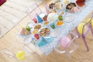 5 conseils pour célébrer un anniversaire l'été 5 5 conseils pour célébrer un anniversaire l'été 3488181 - birthday party table setting with food